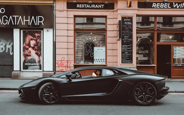 Lamborghini noire dans la rue devant un restaurant