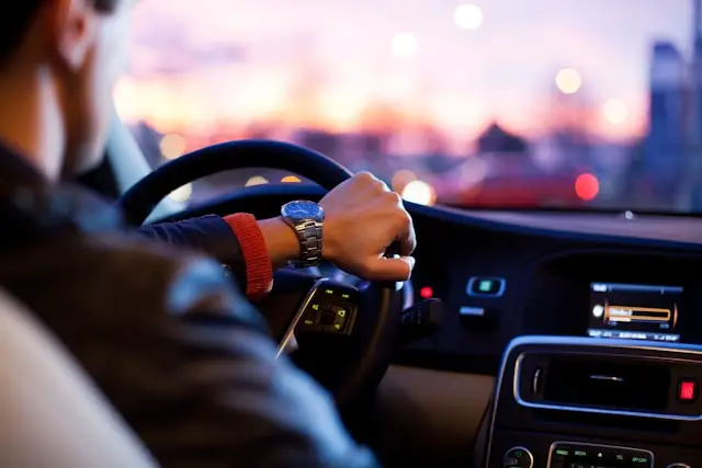 personne en train de conduire sa voiture