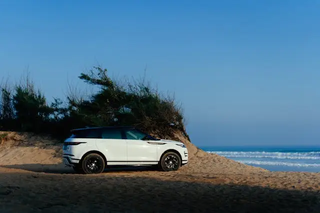 Land Rover blanc face a la mer