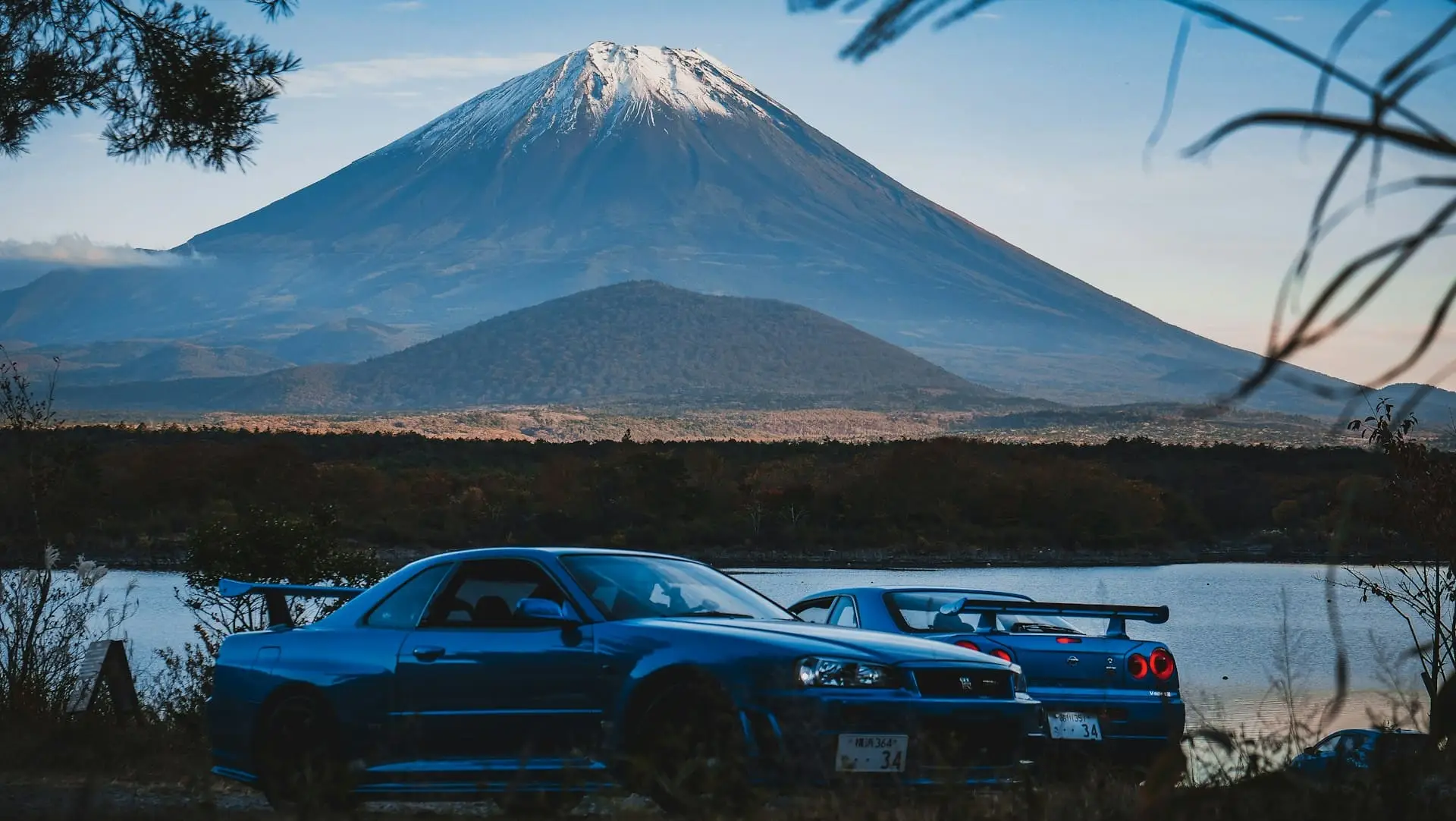 2 Nissan Skyline GTR R34 bleues au Japon devant le mont Fuji