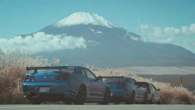 2 Nissan Skyline bleues au Japon devant le Mont Fuji