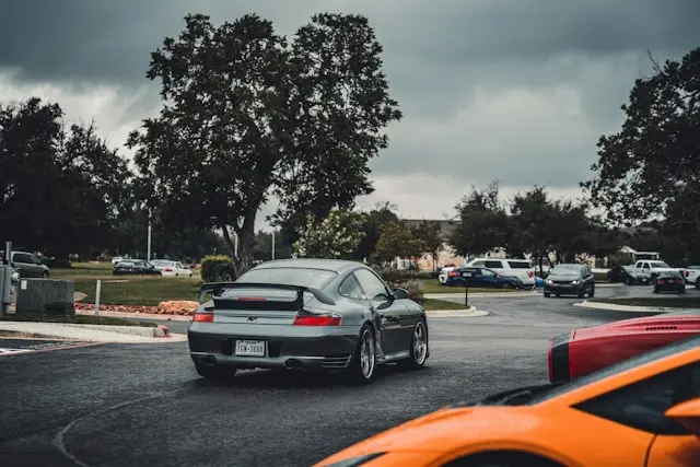 Arrière de Porsche 911 grise avec aileron aux USA
