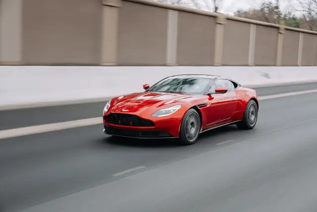 Aston martin Coupé V8 Rouge sur autoroute