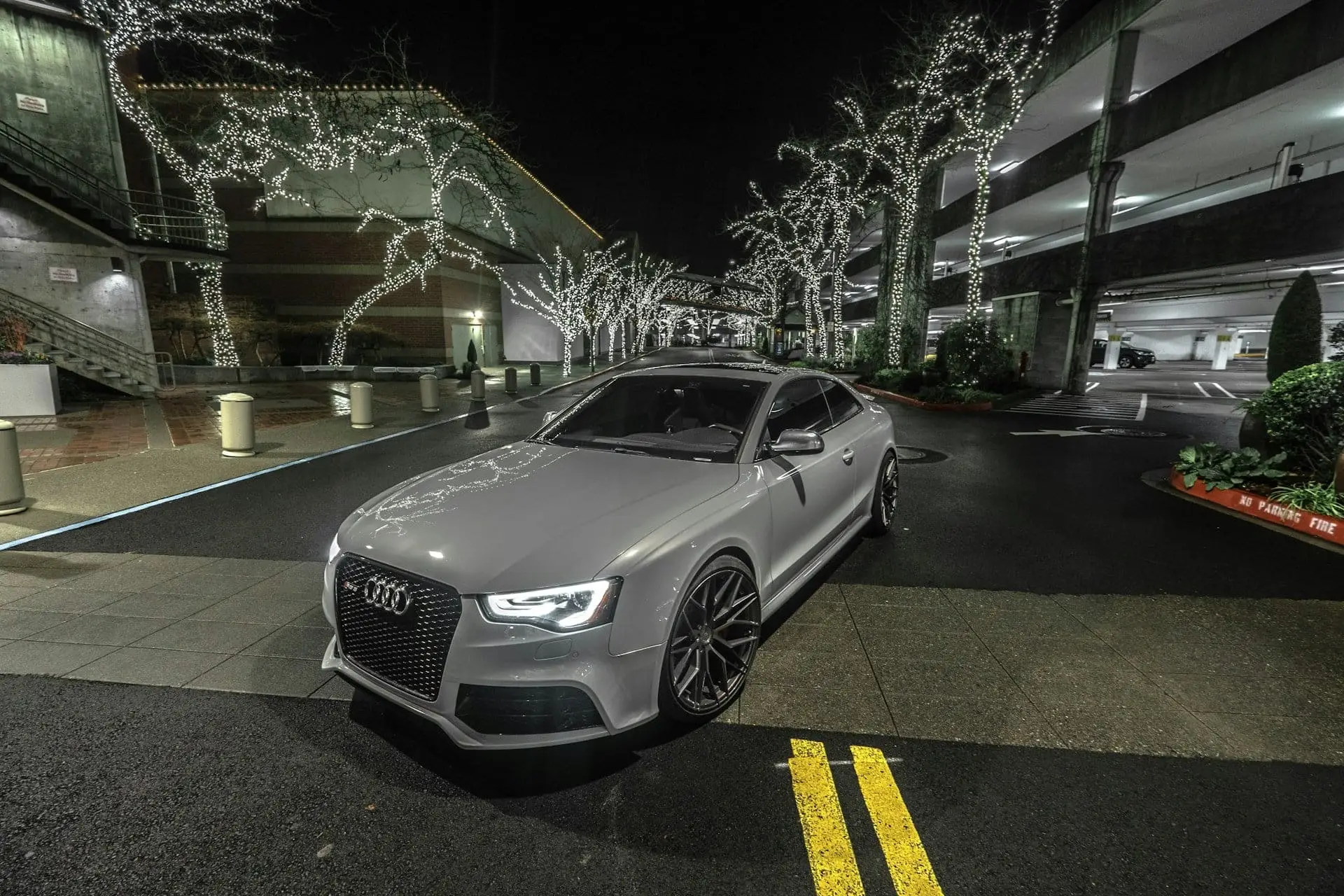 Audi RS5 grise coupe de nuit