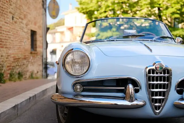 Avant d'Ancienne Alfa Romeo bleu ciel cabriolet en Italie