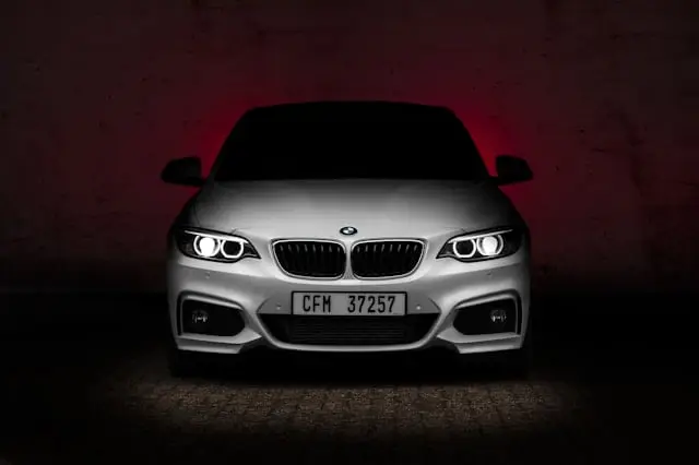 BMW Série 2 blanche phares allumés de nuit