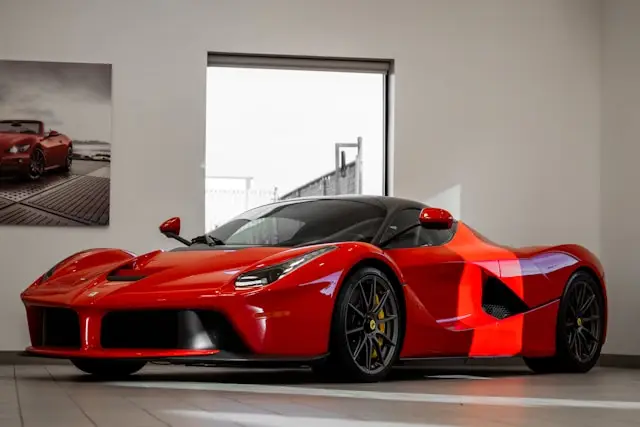 Ferrari rouge dans un showroom