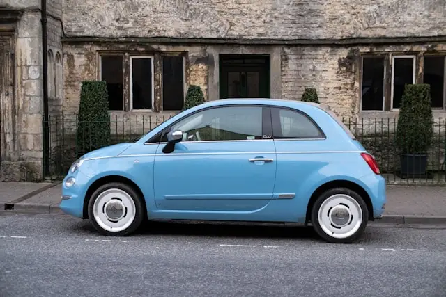 Fiat 500 bleue clair garée dans la rue
