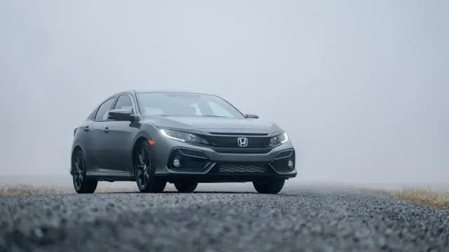Honda Civic Grise 2020 sur route avec brouillard