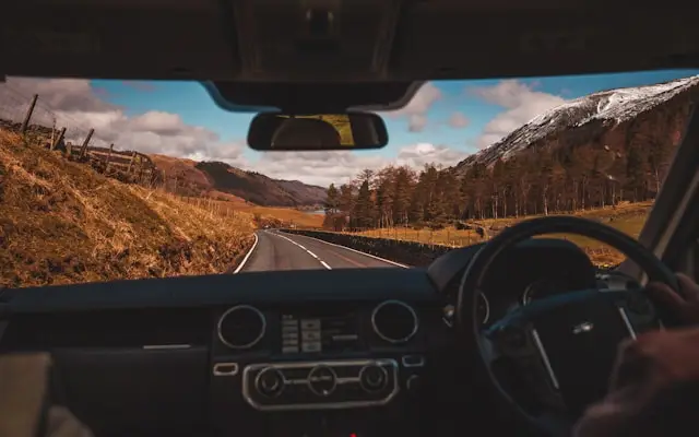 Intérieur de Land Rover conduite en montagne dans la nature