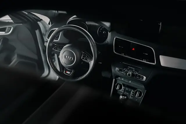 Intérieur noir de Audi RS3 avec la porte conducteur ouverte