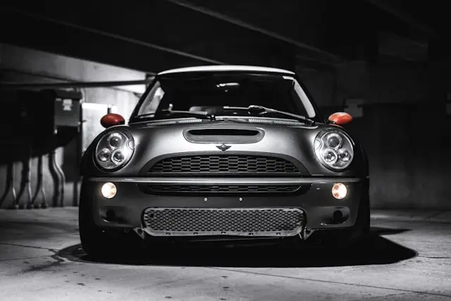 Mini Cooper dans un garage sombre