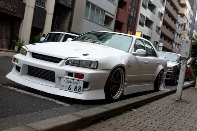 Nissan GTR R34 blanche avec kit carrosserie au Japon