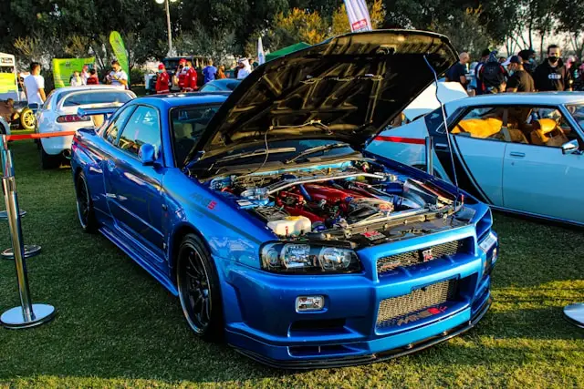 Nissan Skyline GTR R34 Bleue dans un rassemblement de voitures