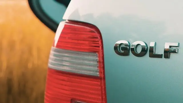 Phare arrière de Volkswagen Golf grise vu de près