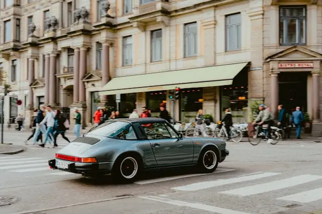 Porsche 930 dans une rue
