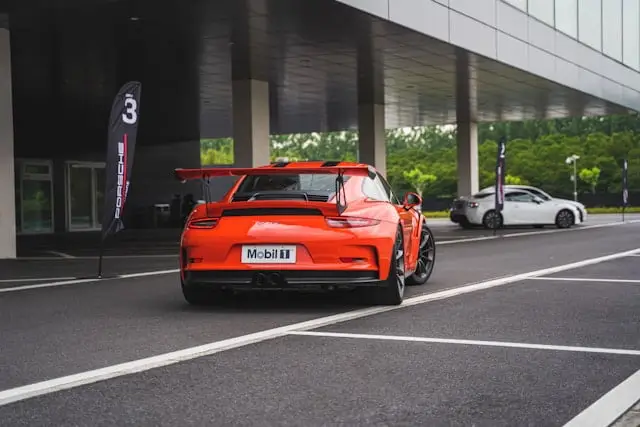 Porsche 991 GT3RS Orange arrière sur parking