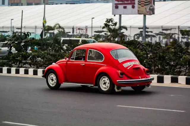 VW Beetle rouge voiture de collection
