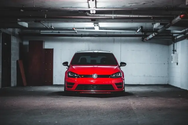 Volkswagen Golf 7R Rouge dans un parking sous-terrain