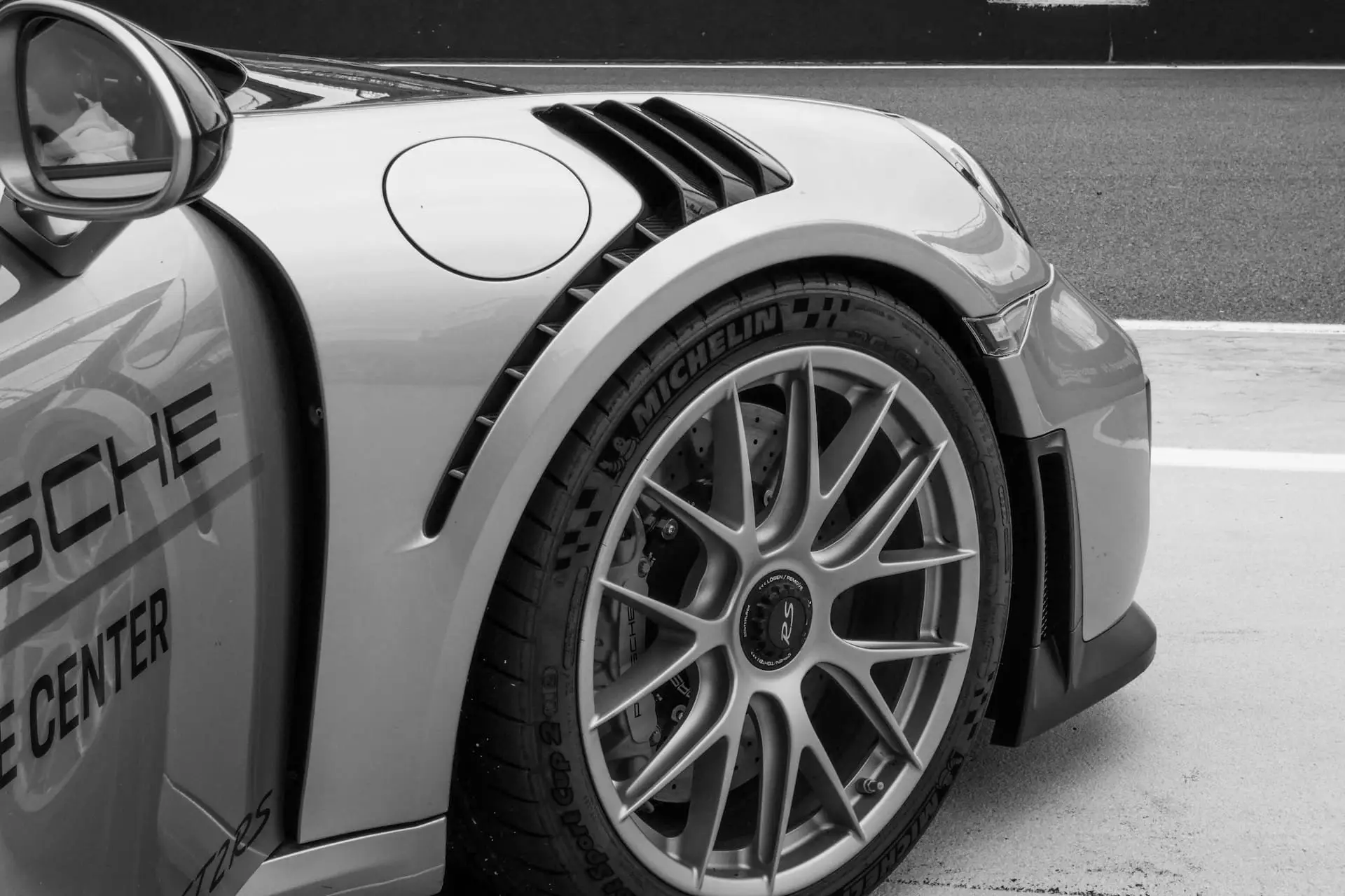 Vu aile avant jante Porsche 911 GT2RS noir et blanc
