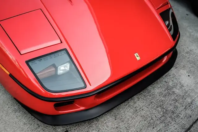 Vue de haut du capot Avant de Ferrari 308 GTB rouge