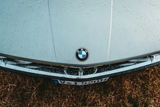 capot de BMW grise des années 80