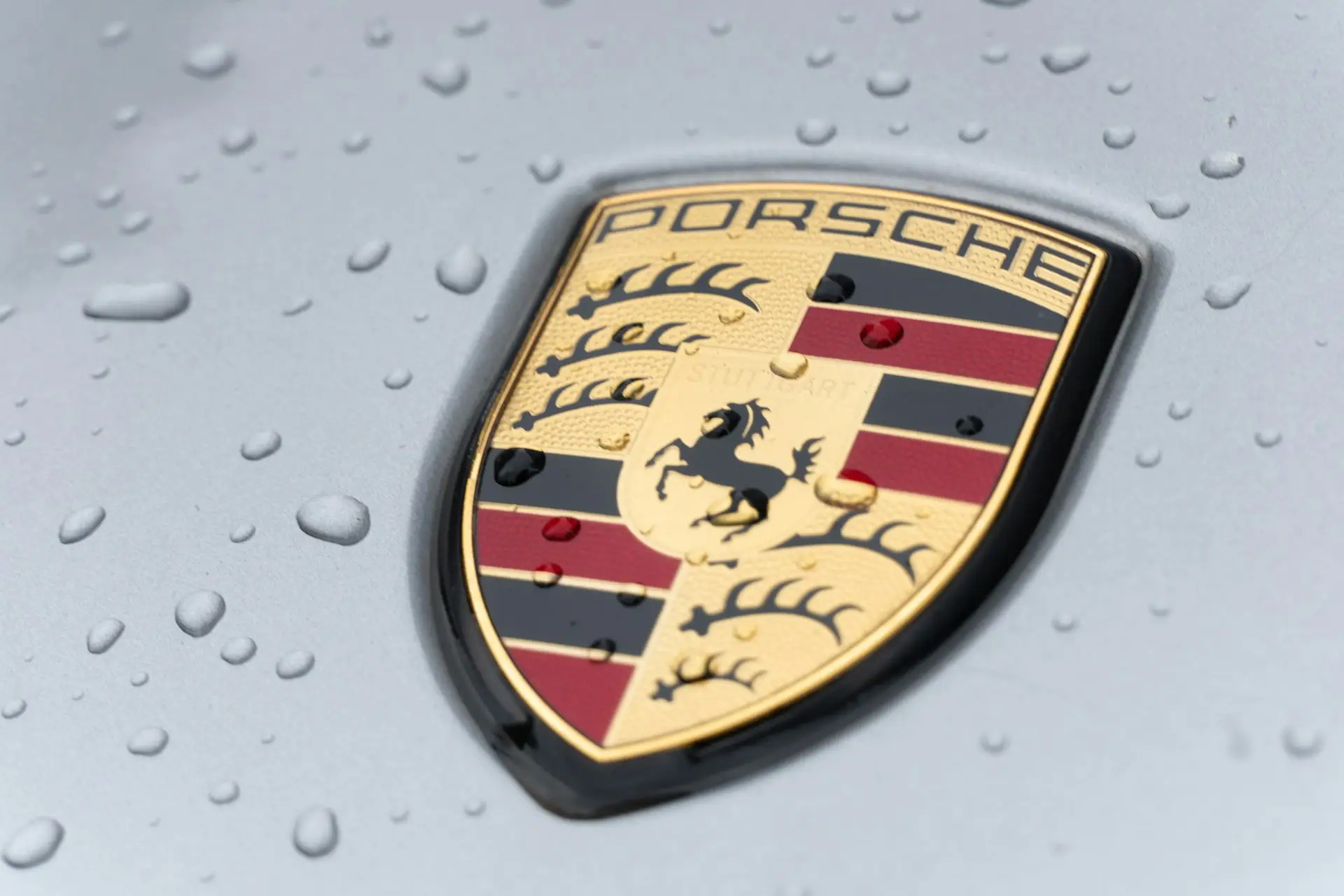 logo écusson Porsche sur capot gris