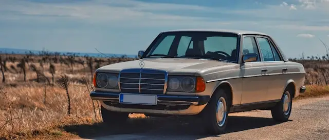 Vieille Mercedes W123 grise dans un désert
