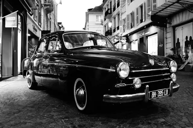 vieille voiture en noir et blanc dans une rue francaise