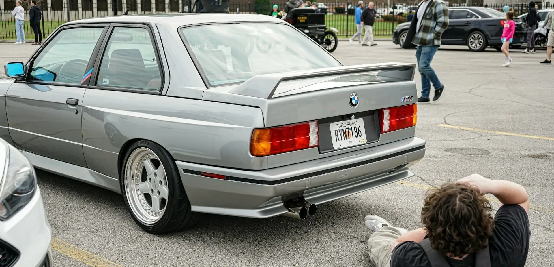 Arrière de BMW M3 E30 grise américaine sur un parking