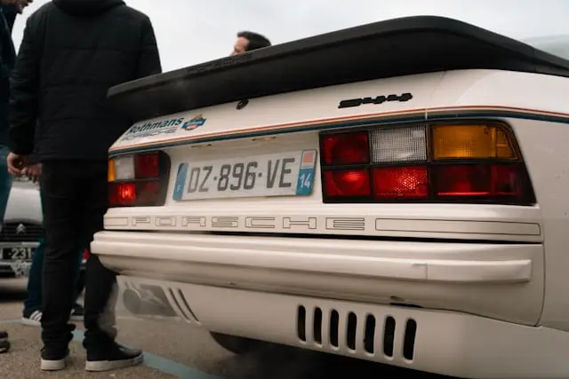 Arrière de Porsche 944 dans un rassemblement automobile en France