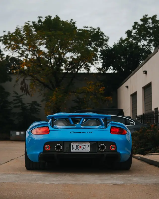 Arrière de Porsche Carrera GT bleue