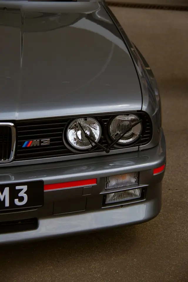 Avant de BMW M3 E30 grise avec essuies phares