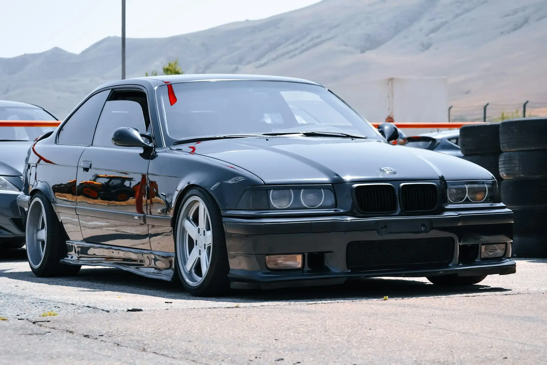 BMW E36 coupé noire tunée sur un circuit
