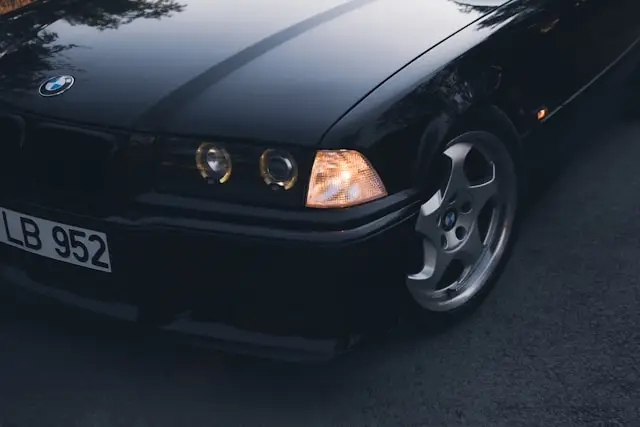 BMW E36 noire plan rapproché phare avant gauche