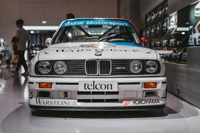 BMW M3 E30 blanche de competition au musée BMW a Munich