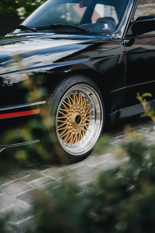 Jantes BBS dorées sur une BMW M3 E30 Noire