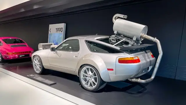 Modèle spécial de Porsche 944 grise au Musée Porsche à Stuttgart