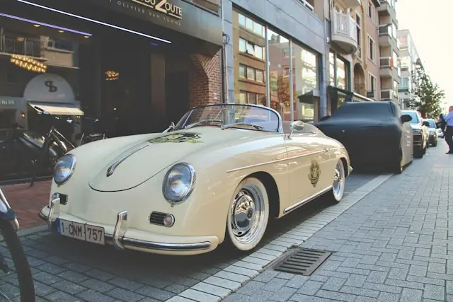 Porsche 356 blanc crème garée dans une rue