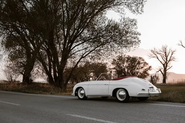 Porsche 356 blanche sur le bord d'une route de campagne