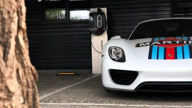 Porsche 918 Spyder e-hybrid en train de se recharger. jpg