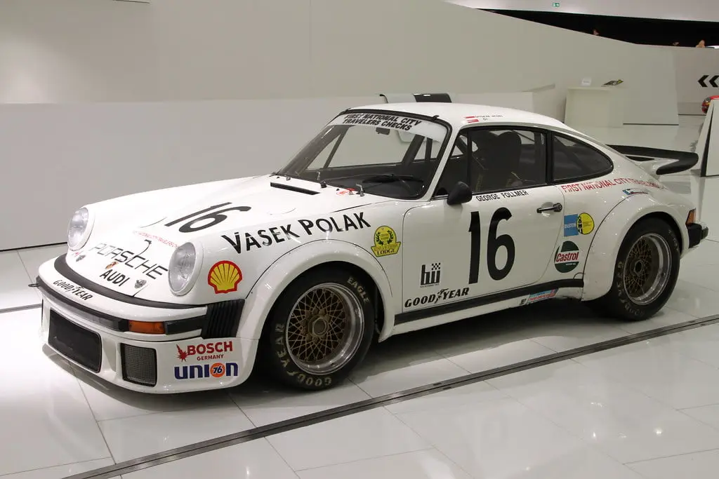 Porsche 934 blanche dans un musée