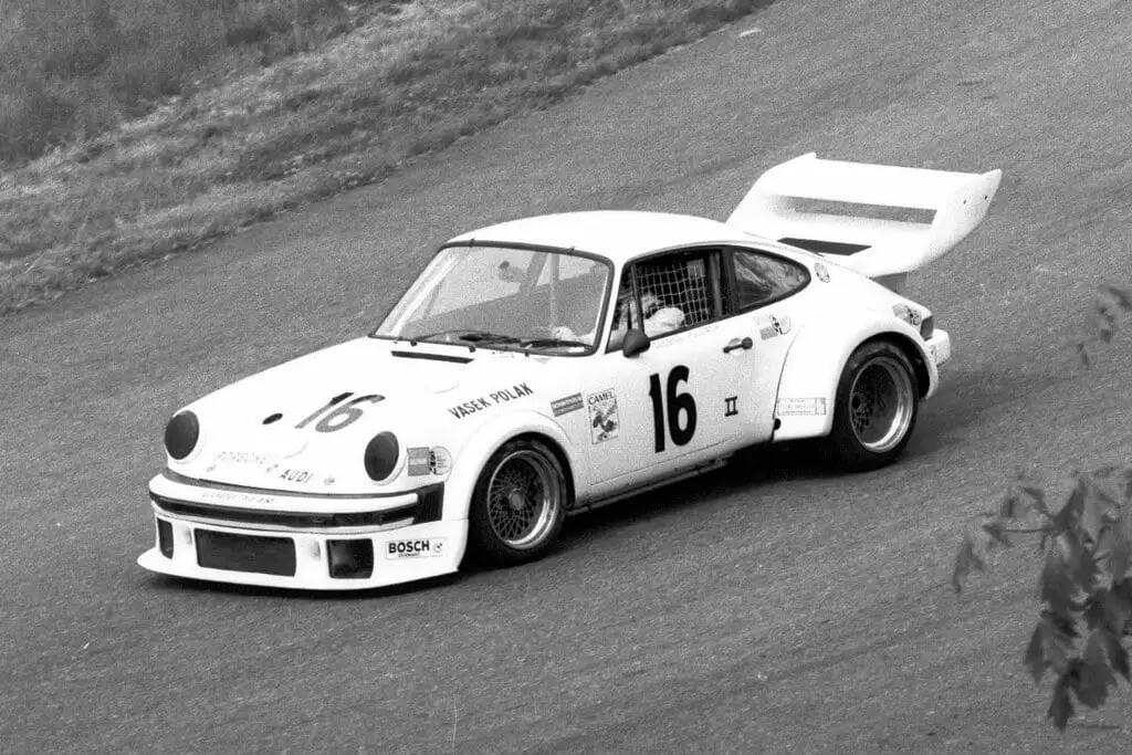 Porsche 934 blanche photo d'époque sur piste