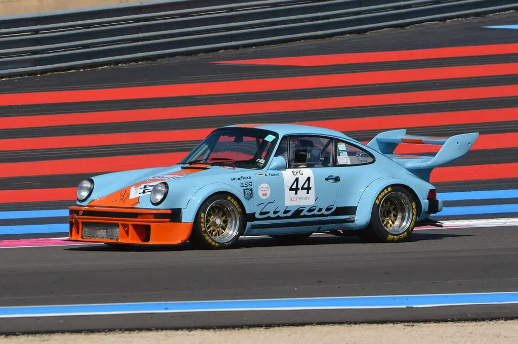 Porsche 934 bleue et orange sur piste