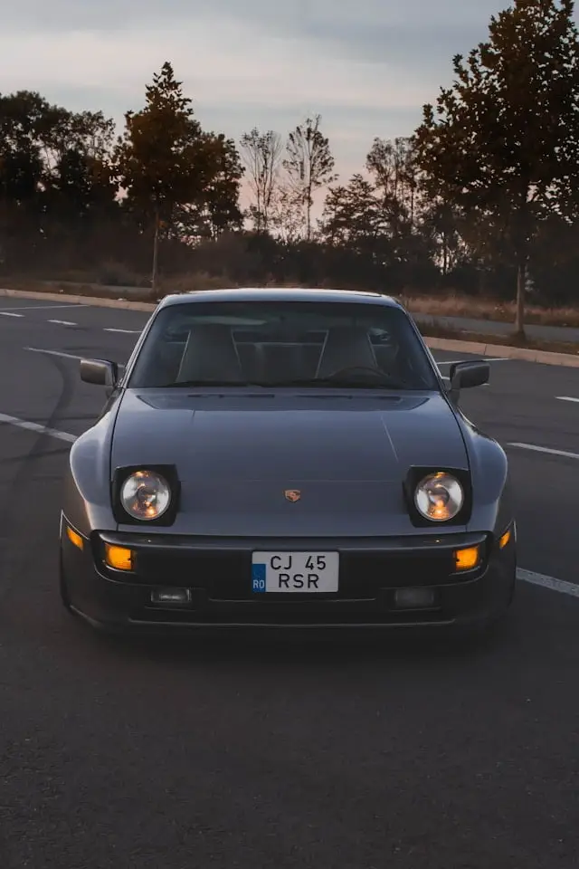 Porsche 944 grise avant
