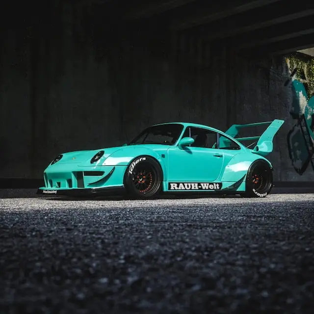 Porsche RWB bleu clair trois quart avant garée dehors