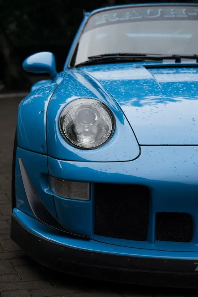 Porsche RWB bleue plan rapproché phare avant