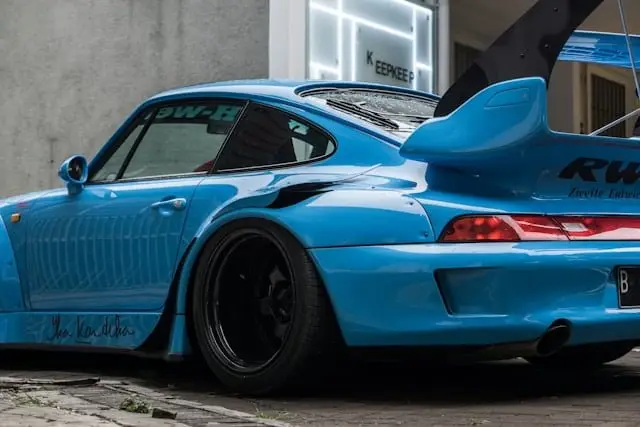 Porsche RWB bleue vue trois quarts arrière