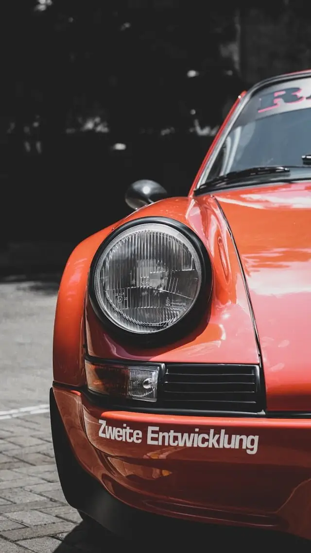 Porsche RWB orange phare avant droit vu de devant