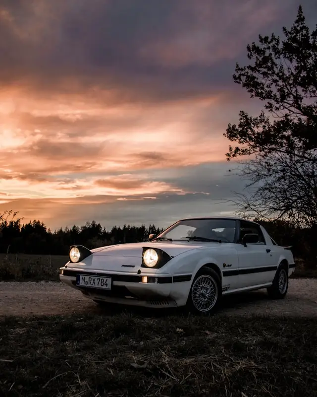 Vieille Mazda RX 7 Blanche dans la nature coucher de soleil